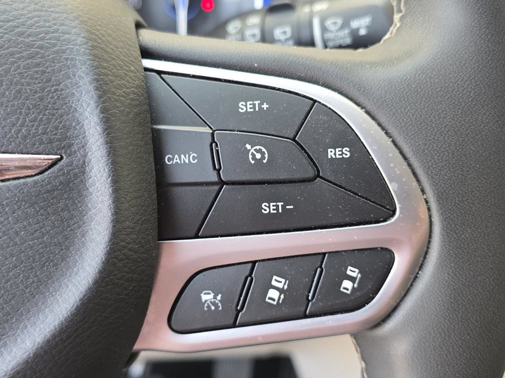 Used 2023 Chrysler Pacifica Touring-L FWD image 28