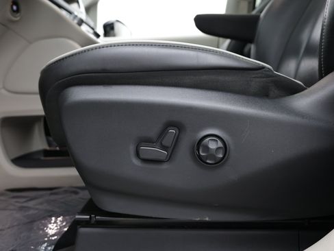 Used 2023 Chrysler Pacifica Limited FWD image 15
