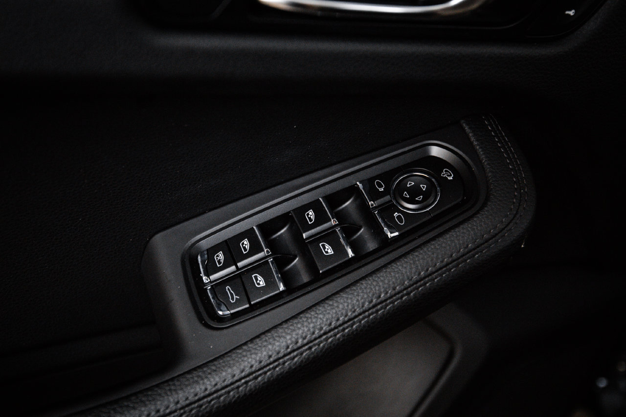 Certified 2023 Porsche Macan AWD/4WD image 22