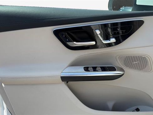 Used 2025 Mercedes-Benz GLC 300 4MATIC image 11