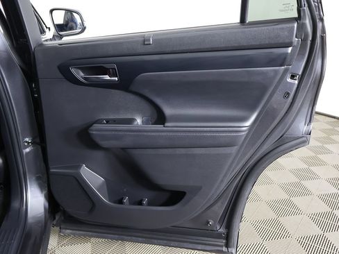 Used 2024 Toyota Highlander XLE AWD/4WD image 28