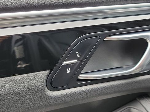 Certified 2018 Porsche Macan AWD/4WD image 25