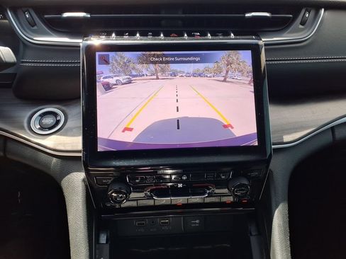 Used 2023 Jeep Grand Cherokee Limited RWD image 15