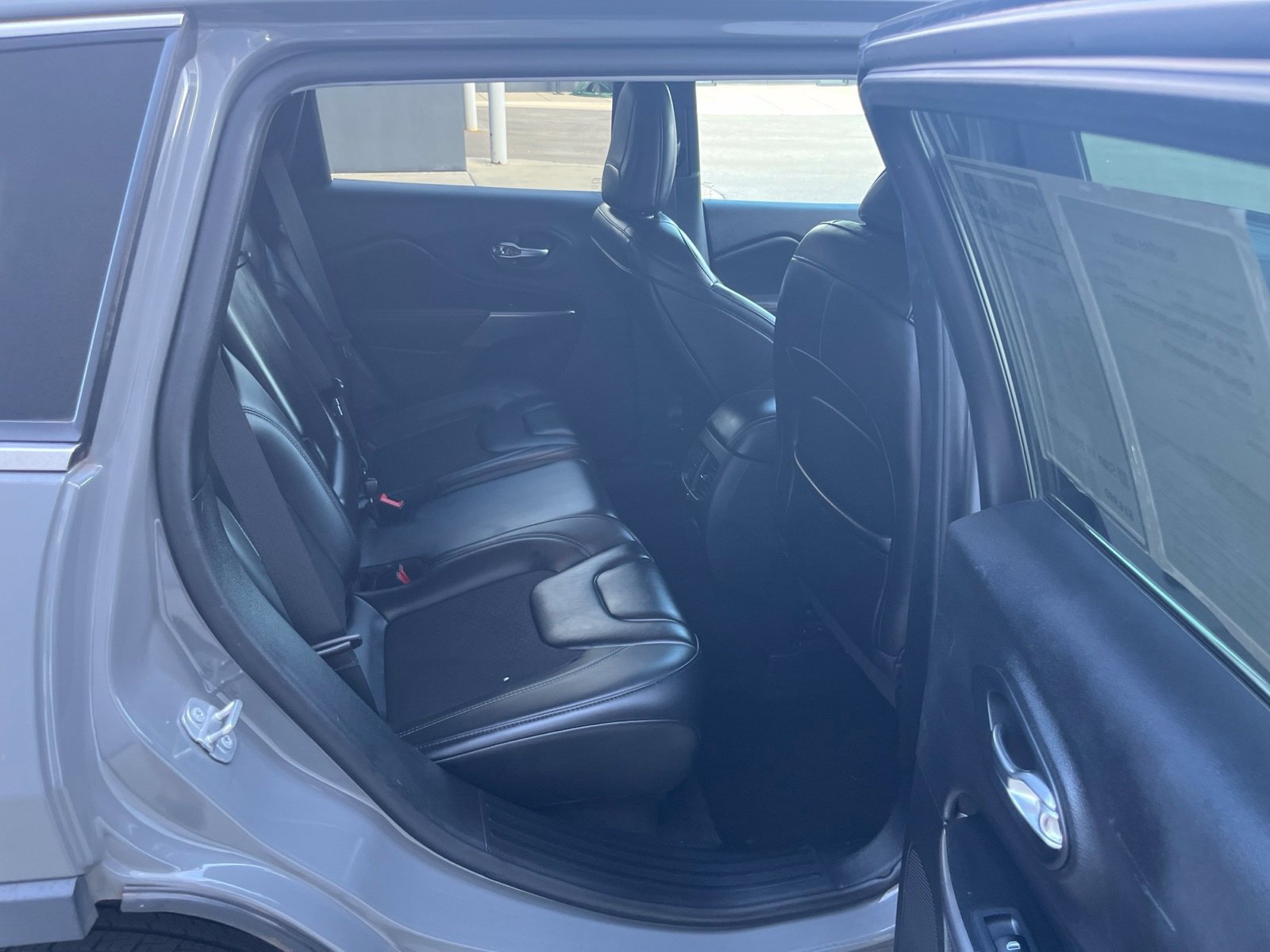 Used 2019 Jeep Cherokee Latitude Plus w/ Cold Weather Group AWD/4WD image 32