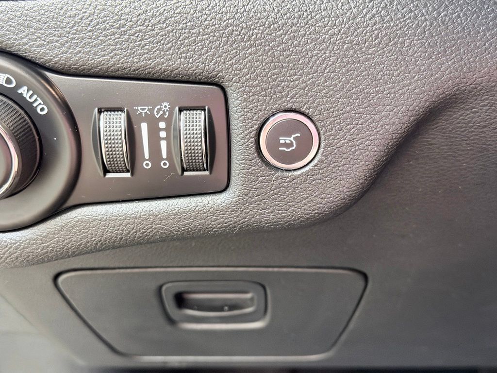 Used 2019 Jeep Cherokee Latitude Plus w/ Comfort/Convenience Group FWD image 36