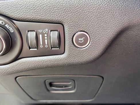 Used 2019 Jeep Cherokee Latitude Plus w/ Comfort/Convenience Group FWD image 36