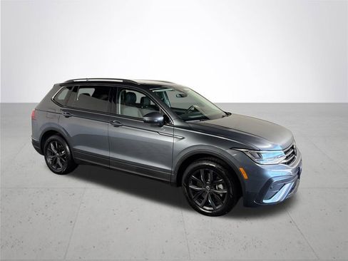 Certified 2024 Volkswagen Tiguan SE w/ Panoramic Sunroof Package AWD/4WD image 4