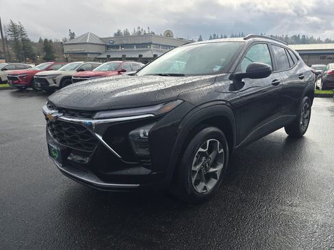 Certified 2025 Chevrolet Trax LT w/ LT Convenience Package image 7