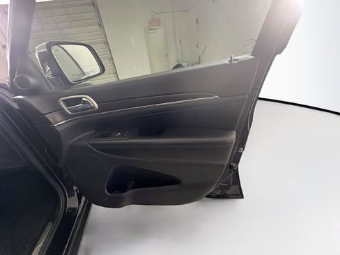 Used 2018 Jeep Grand Cherokee Limited image 31