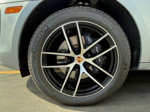 Certified 2025 Porsche Macan AWD/4WD image 11