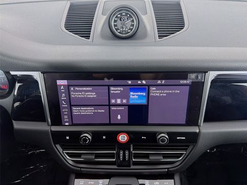 Certified 2025 Porsche Macan image 19