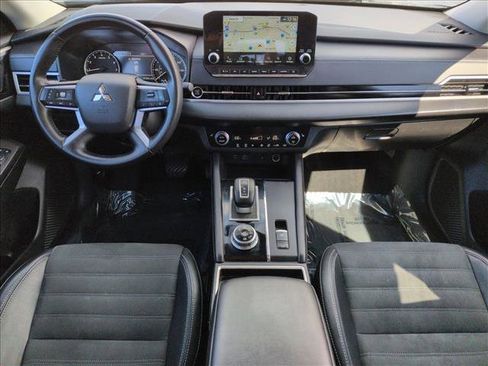 Used 2024 Mitsubishi Outlander SE image 18