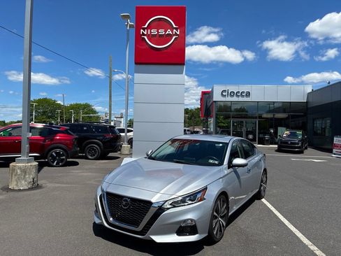 Used 2019 Nissan Altima 2.0 Platinum FWD image 1