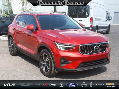 Used 2023 Volvo XC40 B5 Plus image 9