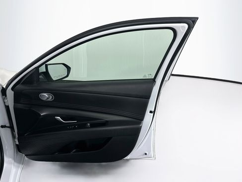 Used 2025 Hyundai Elantra SEL FWD image 33