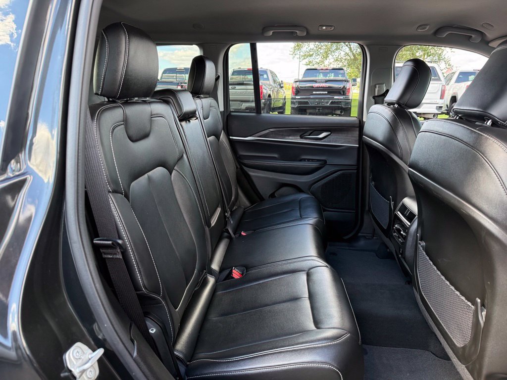 Used 2023 Jeep Grand Cherokee Limited AWD/4WD image 17
