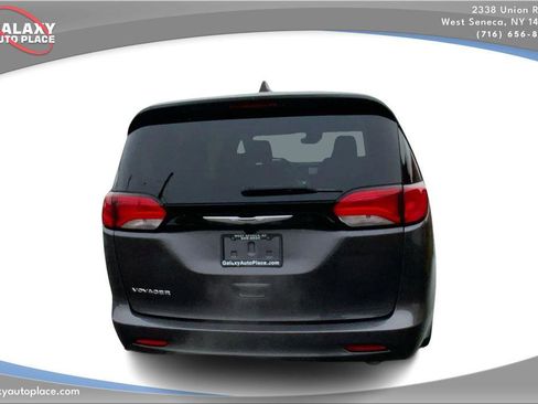 Used 2023 Chrysler Voyager LX image 6