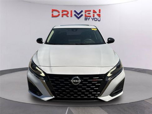 Used 2023 Nissan Altima 2.5 SR w/ SR Premium Package FWD image 9