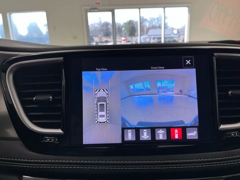 Used 2023 Chrysler Pacifica Limited w/ Uconnect Theater Family Group image 42