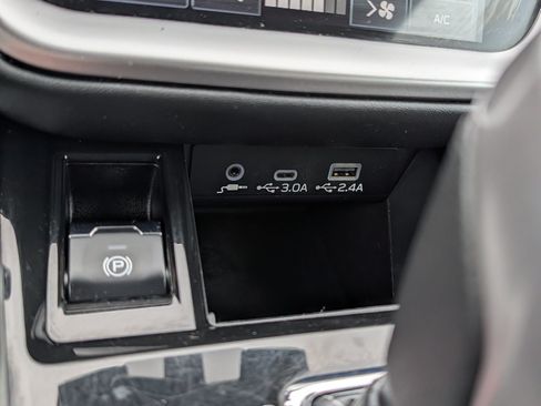 Used 2024 Subaru Outback Premium AWD/4WD image 30