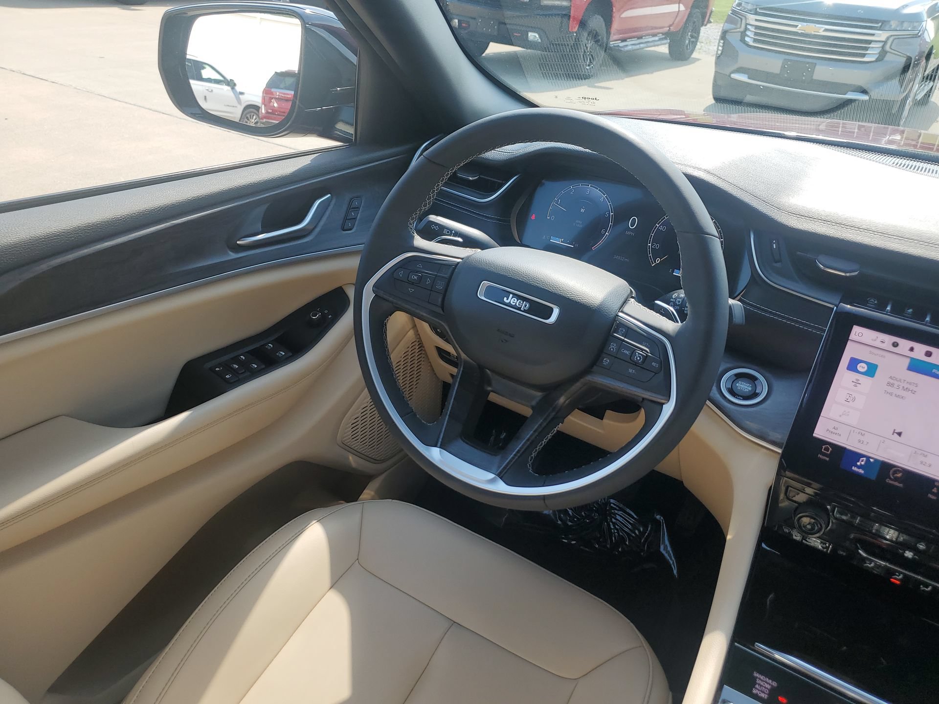 Used 2023 Jeep Grand Cherokee Limited AWD/4WD image 17