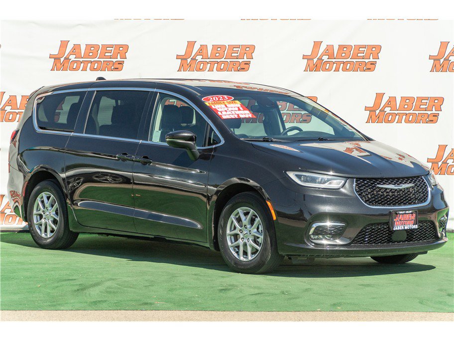 Used 2023 Chrysler Pacifica Touring-L FWD image 1