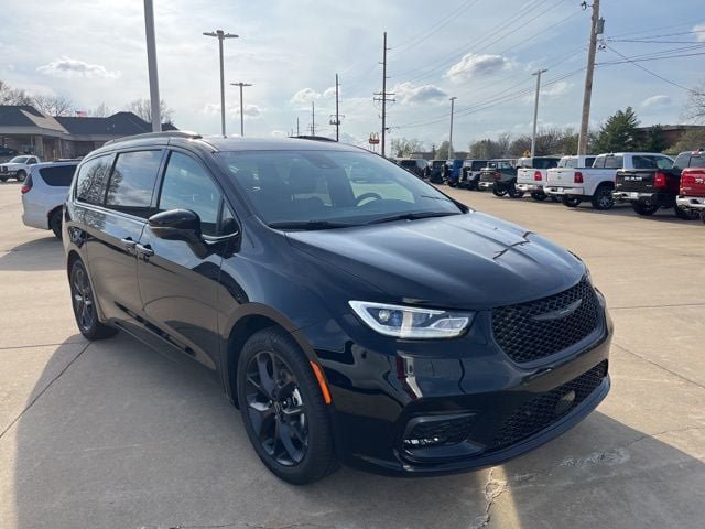 New 2026 Chrysler Pacifica Select w/ S Appearance Package FWD image 3