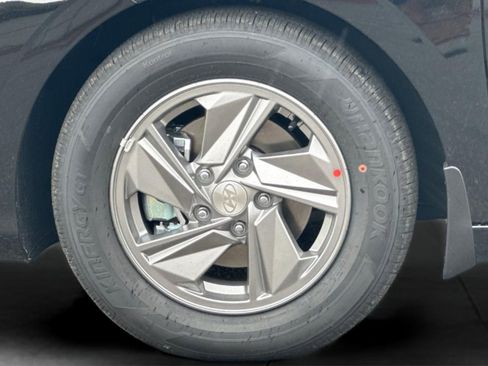 Used 2025 Hyundai Elantra SE image 32