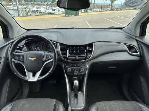 Used 2019 Chevrolet Trax LT w/ LT Convenience Package FWD image 12