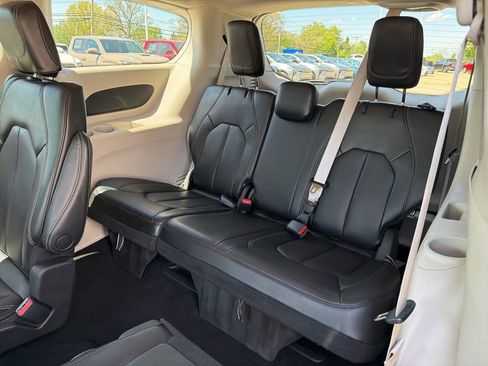Used 2023 Chrysler Pacifica Touring-L FWD image 25