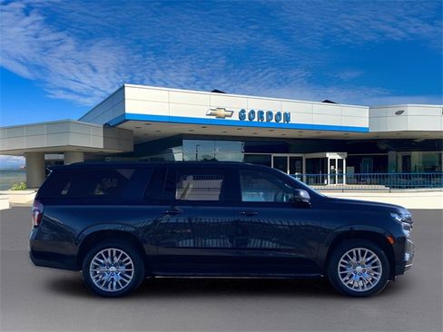 Used 2023 Chevrolet Suburban RST w/ Luxury Package image 5