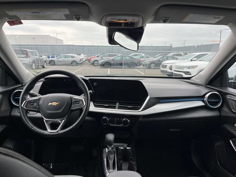 Used 2025 Chevrolet Trax LT w/ LT Convenience Package FWD image 33