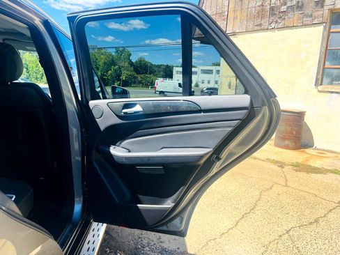 Used 2015 Mercedes-Benz ML 350 4MATIC 4dr ML 350 w/ Premium 1 Package image 29