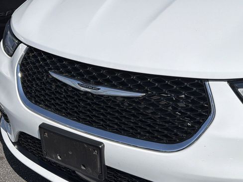 Used 2024 Chrysler Pacifica Touring-L FWD image 5