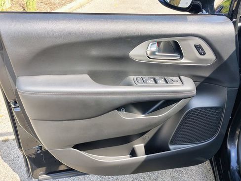 Used 2024 Chrysler Pacifica Premium FWD image 21