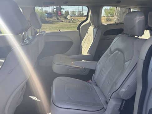 Used 2018 Chrysler Pacifica Limited FWD image 10