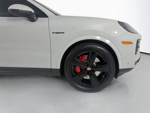 Used 2025 Porsche Cayenne S AWD/4WD image 28
