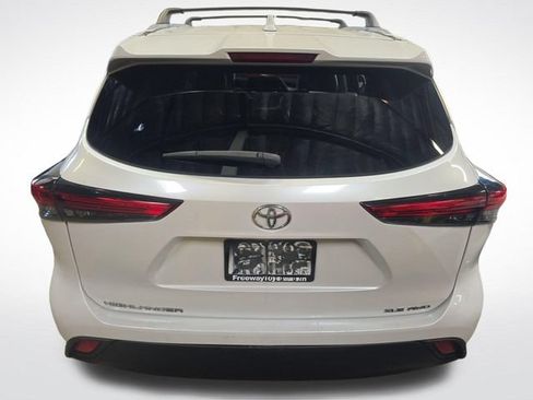Used 2023 Toyota Highlander XLE AWD/4WD image 5