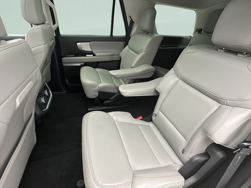 Used 2025 Ford Expedition Active AWD/4WD image 10