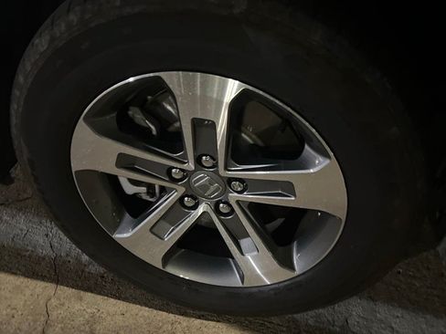 Used 2025 Honda Pilot EX-L image 3