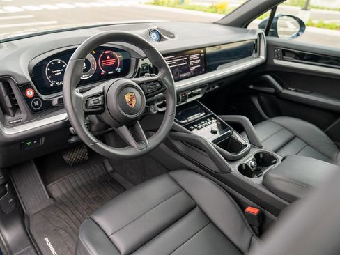 Used 2025 Porsche Cayenne image 4