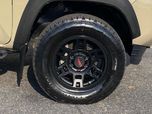 Used 2017 Toyota Tacoma TRD Sport AWD/4WD image 11