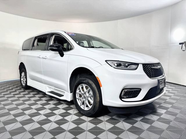 Used 2024 Chrysler Pacifica Touring-L FWD image 1