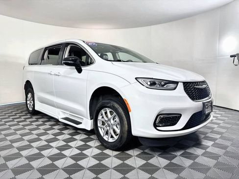 Used 2024 Chrysler Pacifica Touring-L FWD image 1