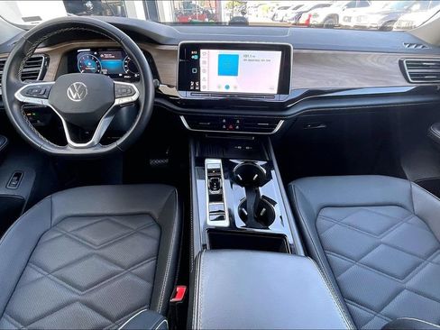 Used 2025 Volkswagen Atlas SE FWD image 16