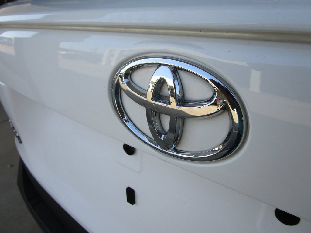 Used 2025 Toyota RAV4 XLE FWD image 15