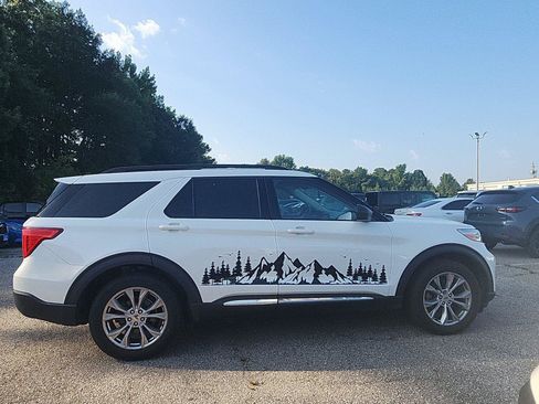 Used 2020 Ford Explorer XLT w/ Equipment Group 202A AWD/4WD image 6