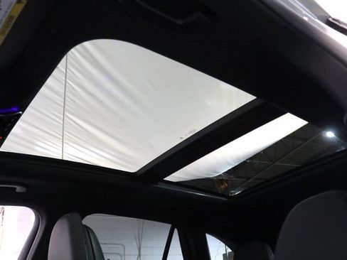 Used 2025 Mercedes-Benz GLC 350e 4MATIC image 9