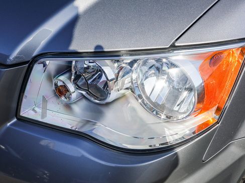 Used 2016 Chrysler Town & Country Touring w/ Driver Convenience Group image 26