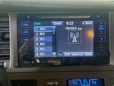 Used 2017 Toyota Sienna LE image 19